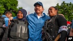 Foto Achiv: Lapolis Nikaragwa pran potre ak Prezidan Daniel Ortega nan Masaya, Nikaragwa, Vandredi 13 Jiye 2018. 