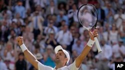 Sèb Novak Djokovic selebre apre li finn kale Ostralyen Nick Kyrgios pou ranpote final maskilen Wimbledon nan, Dimanch 10 Jiye, 2022. 