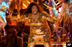 Lizzo chante hit li a "About Damn Time" pandan seremoni remiz pri BET yo, Dimanch 26 Jyen, 2022 nan Los Angeles.