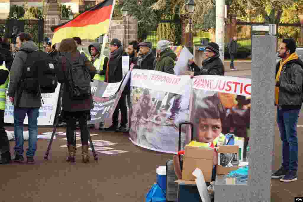 Kachin &amp; Karen organizations joined protests with Rohingya groups . Around 100 people outside in total.