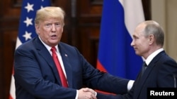 Prezidan Donald Trump ak tokay ris li a, Prezidan Vladimir Putin, ki t ap bay lamen aprè yon konferans pou laprès yo te bay ansanm nan Palè Prezidansyèl la nan Helsinki, Fenland, nan dat 16 jiyè 2018 la. 