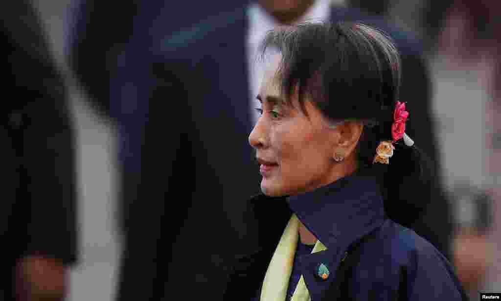 Myanmar's State Counsellor Aung San Suu Kyi walks towards her car after arriving at Air Force Station Palam in New Delhi, India, January 24, 2018. REUTERS/Adnan Abidi - RC1CC6B5CCD0