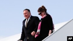 အမေရိကန် နိုင်ငံခြားရေးဝန်ကြီး Mike Pompeo နဲ့ ဇနီးဖြစ်သူတို့ကို ချက်သမ္မတနိုင်ငံ Prague မြို့လေယာဉ်ကွင်းမှာတွေ့ရ။ (သြဂုတ် ၁၁၊ ၂၀၂၀)