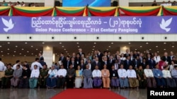 ၂၁ ရာစု ပင်လုံညီလာခံ အဖွင့်မှာ အစိုးရနဲ့ တိုင်းရင်းသား ခေါင်းဆောင်တွေ စုပေါင်းဓာတ်ပုံရိုက်။ ဓာတ်ပုံ - ရိုက်တာ။ 