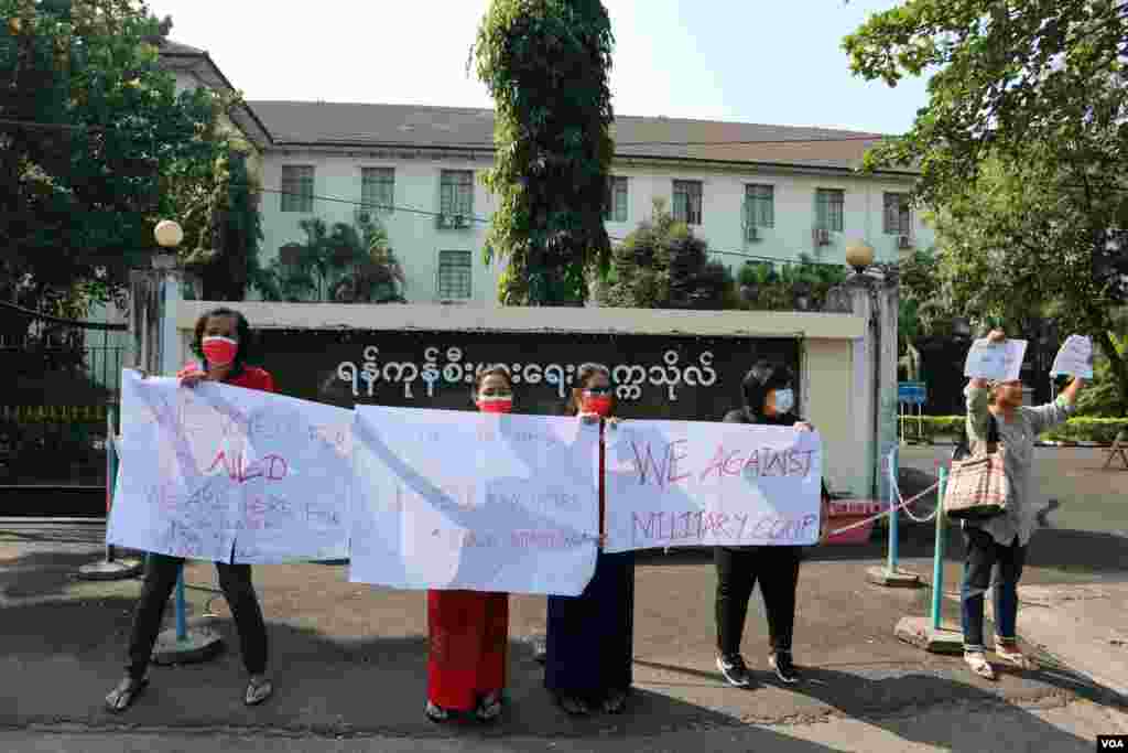 စစ်အာဏာသိမ်းမှုကို ဆန့်ကျင်တဲ့ ဆန္ဒပြပွဲ မြင်ကွင်းကို ရန်ကုန်မြို့မှာတွေ့ရ။ (ဖေဖော်ဝါရီ ၅၊ ၂၀၂၁)