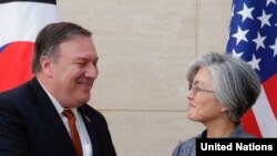 အမေရိကန် နိုင်ငံခြားရေးဝန်ကြီး Mike Pompeo နဲ့ တောင်ကိုရီးယား နိုင်ငံခြားရေးဝန်ကြီး Kang Kyung-wha 