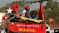 NLD ပါတီ မဲဆွယ်စည်းရုံးရေးလုပ်ဆောင်နေစဉ်