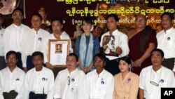 ဒေါ်အောင်ဆန်းစုကြည် နိုဘဲလ်ငြိမ်းချမ်းရေးဆုရရှိတဲ့ နှစ် (၂၀) မြောက် ဂုဏ်ပြု အခမ်းအနား အမှတ်တရဓါတ်ပုံ။ (ဒီဇင်ဘာလ ၁၀၊ ၂၀၁၁)