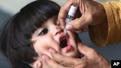 A health worker gives a polio vaccination to a child in Karachi, Pakistan. (AP Photo/Fareed Khan)