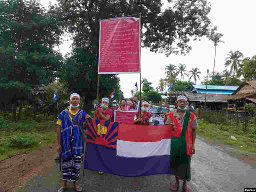 ကရင်အမျိုးသမီးသတ်ခံရမှုနဲ့ ပတ်သက်ပြီး ဒေသခံတွေ ဆန္ဒပြနေတဲ့ မြင်ကွင်း။ (ဓာတ်ပုံ - Salween Peace - ဇူလိုင် ၂၈၊ ၂၀၂၀)