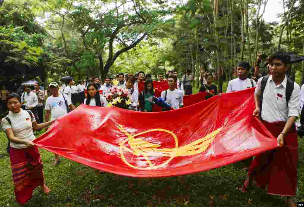 ဗကသကျောင်းသားတွေနဲ့ တက်ကြွလှုပ်ရှားသူတွေ သမဂ္ဂနေရာဟောင်း မြေကွက်လပ်ထဲ ဝင်ရောက်ပြီး ဗိုလ်အောင်ကျော် ကျောက်တိုင်ရှေ့မှာ ၇ ဇူလိုင် အခမ်းအနားကို ကျင်းပနိုင်ခဲ့ကြပါတယ်။