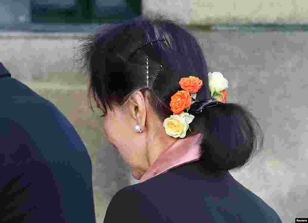 Myanmar&#39;s leader Aung San Suu Kyi arrives at the International Court of Justice (ICJ), ahead of hearings in a case filed by Gambia against Myanmar alleging genocide against the minority Muslim Rohingya population, in The Hague, Netherlands December 10, 20