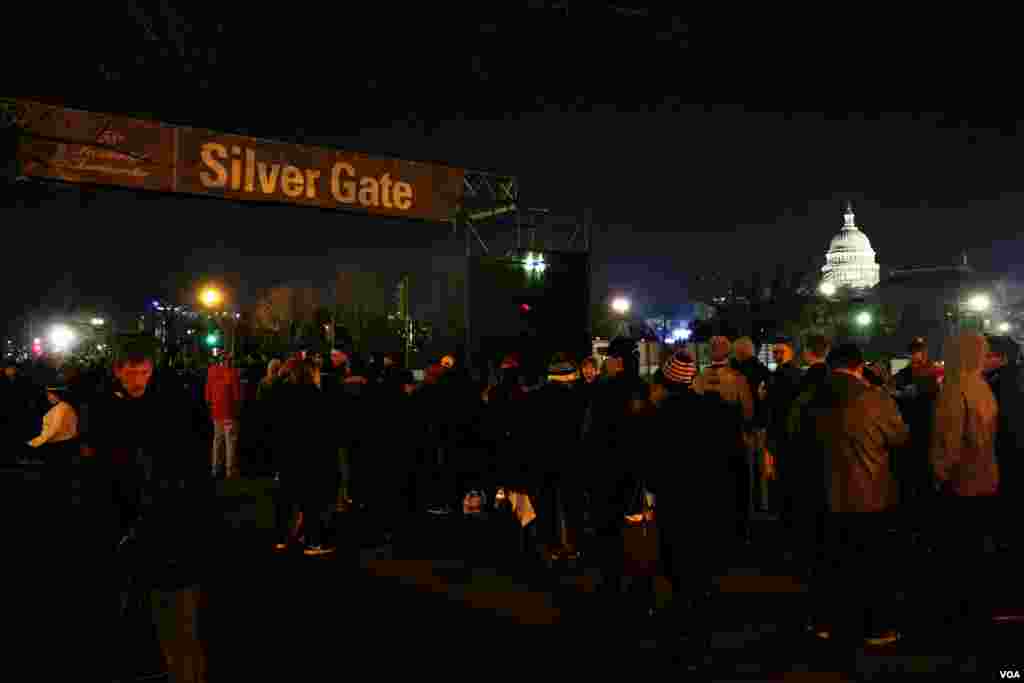 Early crowds lined up at the Silver Gate for today's presidential inauguration ceremony for Donald Trump in Washington, D.C. January 20, 2017 (B. Allen / VOA)