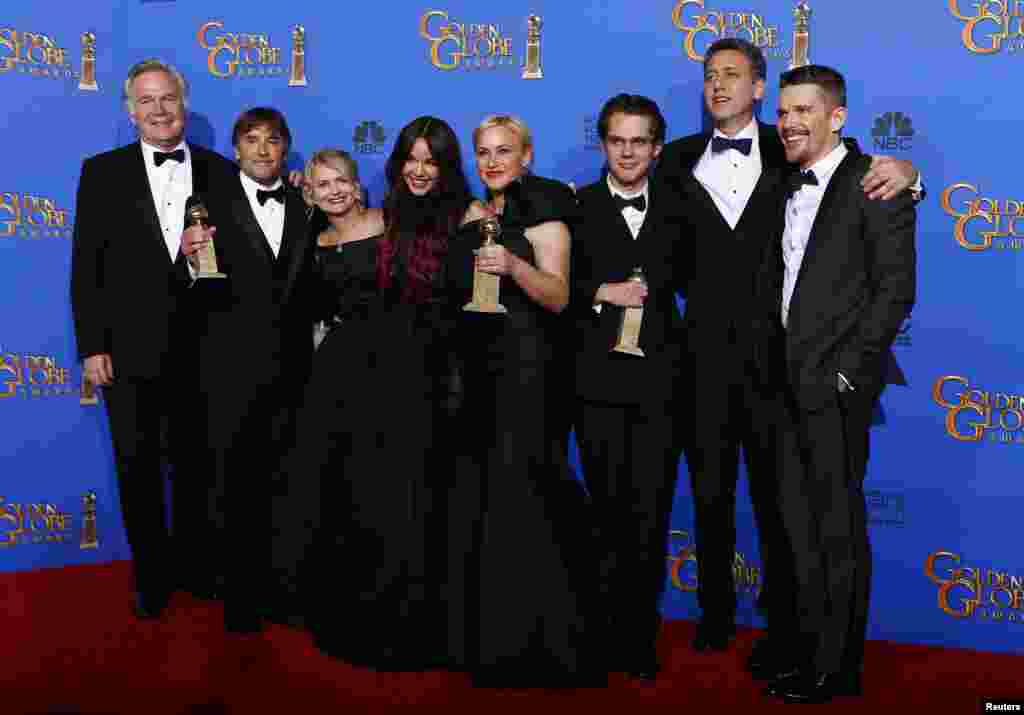 The cast of "Boyhood" poses backstage with their award for Best Motion Picture - Drama during the 72nd Golden Globe Awards in Beverly Hills, California, Jan. 11, 2015.