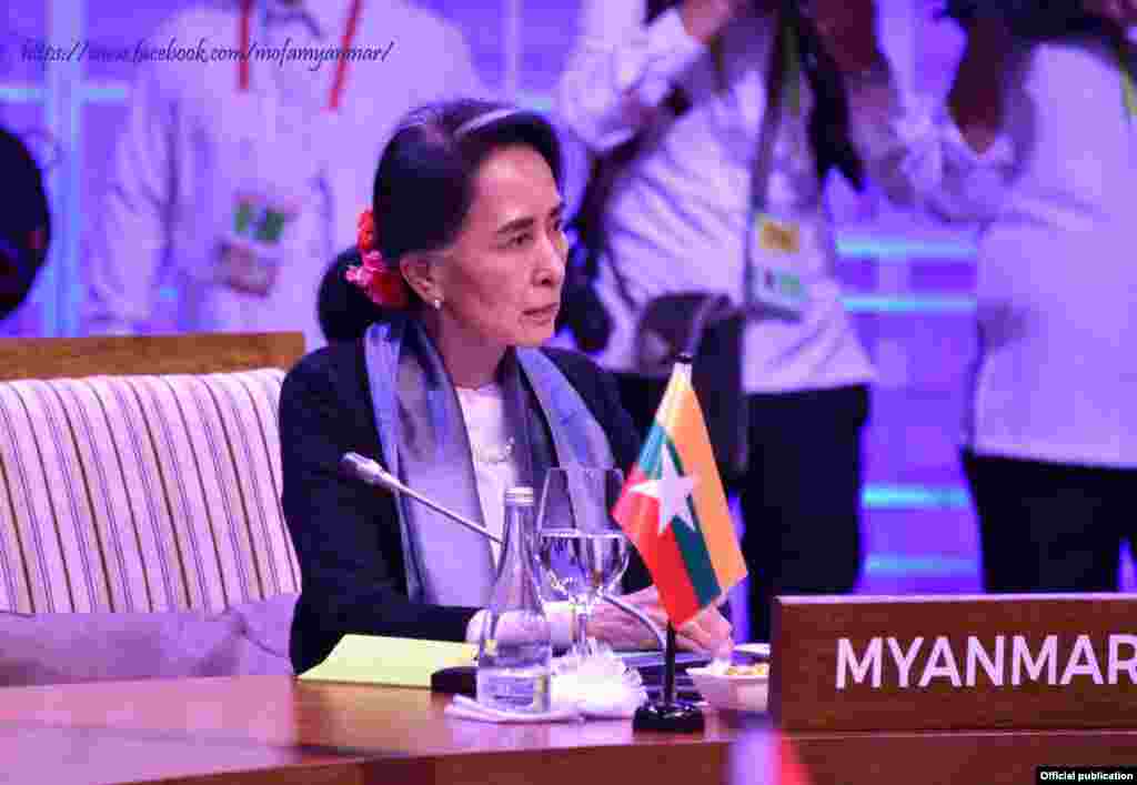 အာဆီယံ ထိပ်သီးညီလာခံ တက်ရောက်နေသည့် ဒေါ်အောင်ဆန်းစုကြည်