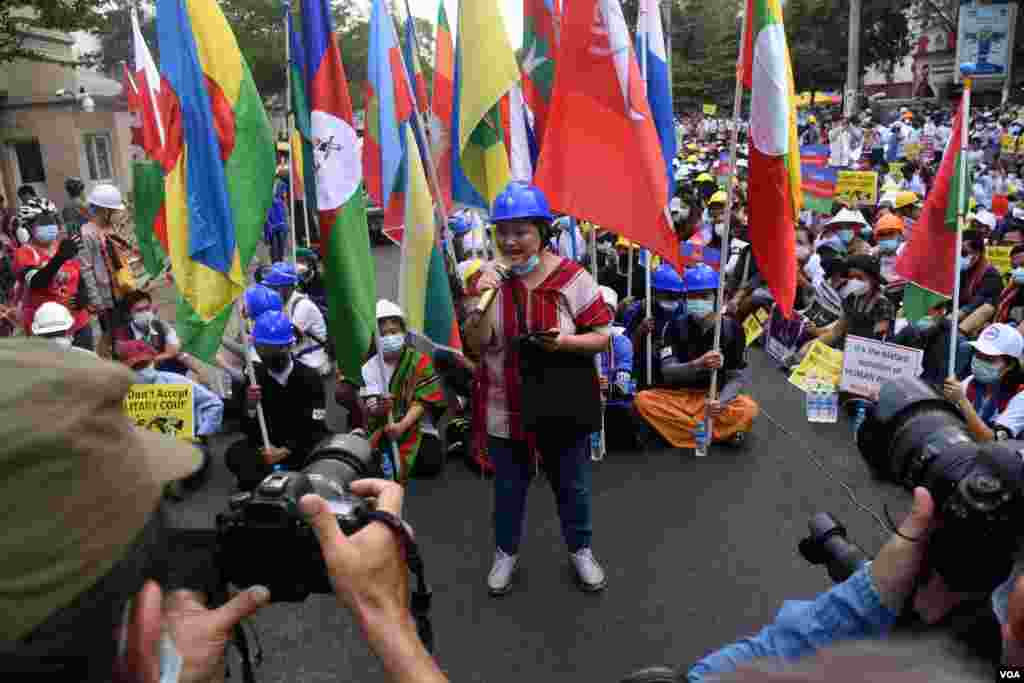 ရန်ကုန်မြို့က စစ်အာဏာဖီဆန် ဆန္ဒပြမြင်ကွင်း။ (ဖေဖော်ဝါရီ ၁၈၊ ၂၀၂၁)