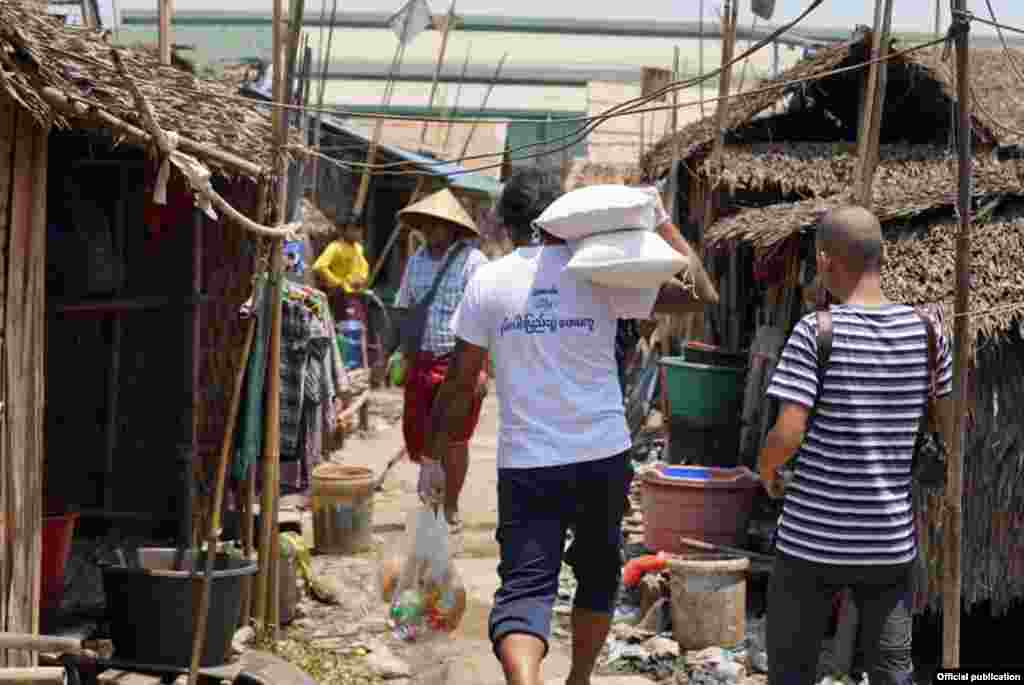 COVID-19 ကြောင့် အကူအညီလိုသူတွေကို လူမှုရေးအဖွဲ့တွေ လိုက်လံ ကူညီနေပုံ (သတင်းဓာတ်ပုံ - Clean Yangon)