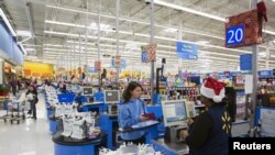 Walmart ဈေးဝယ်စင်တာတွင် ဈေးဝယ်နေသူတဦး။