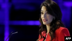 လူ့အခွင့်အရေးရှေ့နေ Amal Clooney