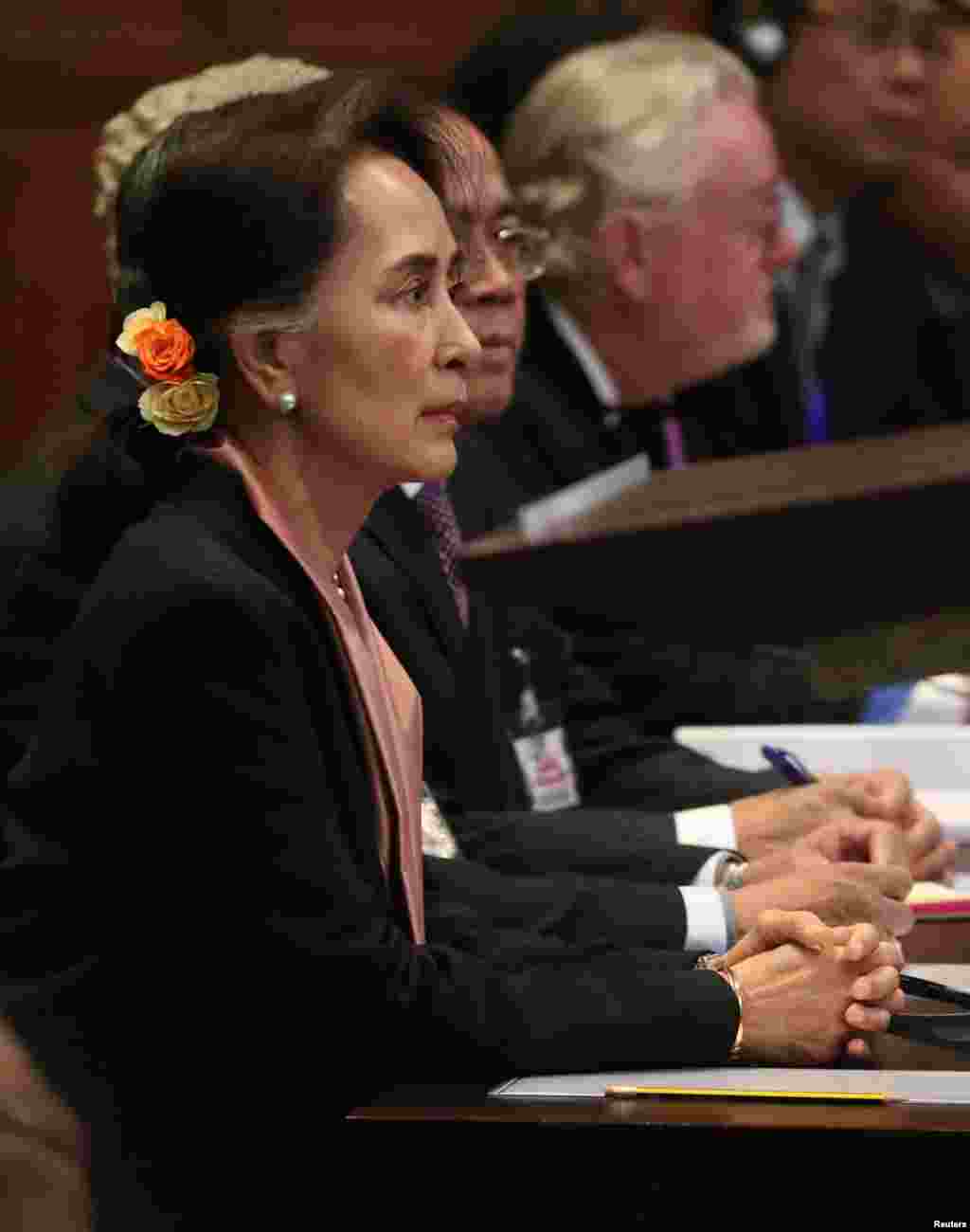 Myanmar&#39;s leader Aung San Suu Kyi sits inside the International Court of Justice (ICJ), ahead of hearings in a case filed by Gambia against Myanmar alleging genocide against the minority Muslim Rohingya population, in The Hague, Netherlands December 10, 2