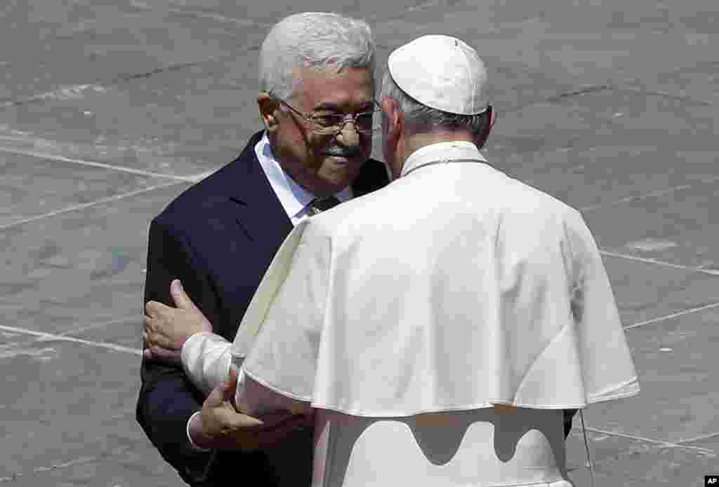 Pope Francis greets Palestinian President Mahmoud Abbas following a canonization ceremony in St. Peter&#39;s Square at the Vatican, May 17, 2015.