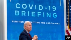 သမ္မတ Joe Biden COVID-19 ဆိုင်ရာတုံ့ပြန်ဆောင်ရွက်မှုအဖွဲ့နဲ့ အိမ်ဖြူတော်ရှိ Eisenhower ရုံးခန်းမမှာတွေ့ဆုံစဉ်။ (ဇန်နဝါရီ ၄၊ ၂၀၂၂)