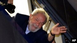 Ansyen Prezidan Brezilyen Inacio Lula Da Silva, ki tap salye patizan ki te resanble pou yo aplodi li.