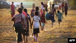 People displaced by violence between ethnic rakhine rebels and myanmar army arriving at a camp in Kyuktaw