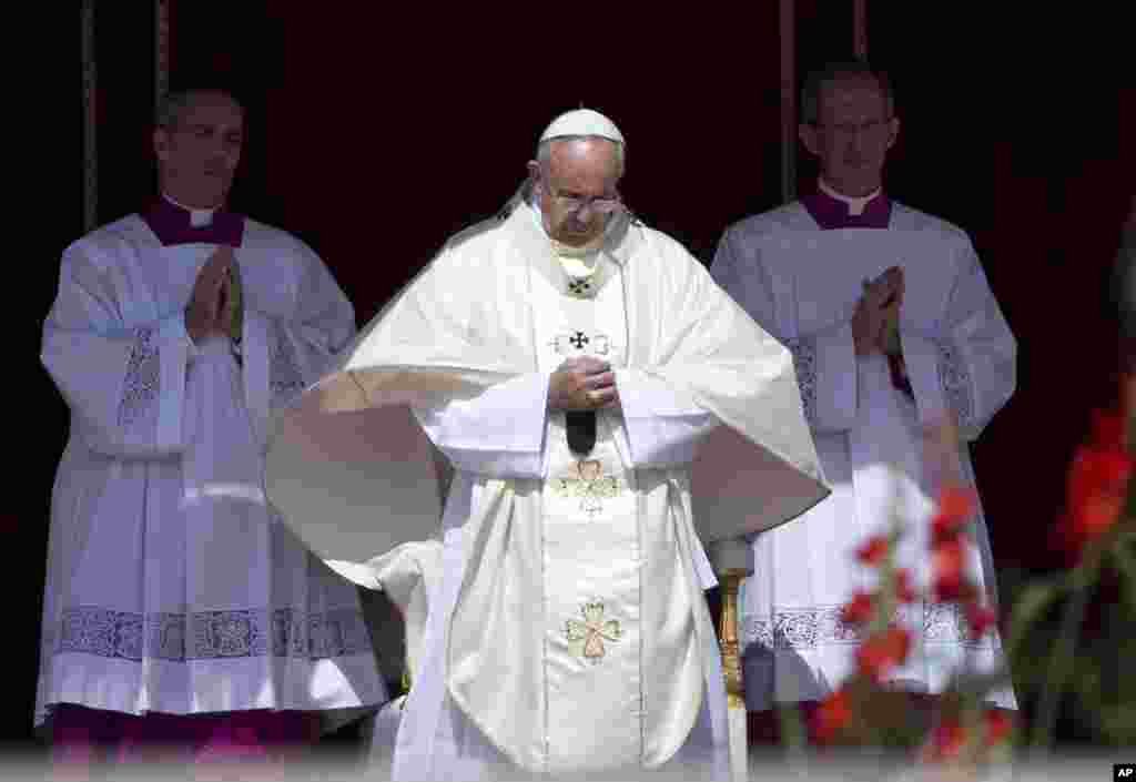 Pope Francis arrives to celebrate a canonization ceremony of four new saints in St. Peter&#39;s Square at the Vatican, May 17, 2015.