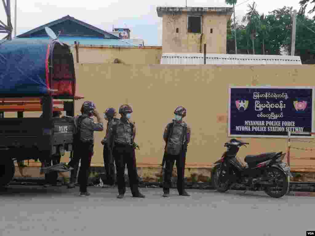 စက်တင်ဘာလ ၀၉ ရက်နေ့က ရခိုင်ပြည်နယ်စစ်တွေမှာ အင်တာနက်တွေ ပြန်ဖွင့်ပေးဖို့ ဆန္ဒဖော်ထုတ်ခဲ့တဲ့ ကျောင်းသားသုံးယောက်ကို ပြန်မလွှတ်ပေးတာကြောင့် ဒီကနေ့ နေ့လည် တနာရီလောက်မှာ စစ်တွေမြို့မ ရဲစခန်းရှေ့ လူအများအပြားလာရောက် စုဝေးနေကြတဲ့ မြင်ကွင်း။ (စက်တင်ဘာ ၁၀၊ ၂၀၂၀)