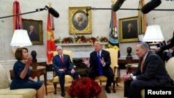 De goch a dwat: Depite Nancy Pelosi, Prezidan Donald Trump, Vis Prezidan Mike Pence, ak Senatè Chuck Schumer (Foto: La Mezon Blanch, nan Washington, 11 desanm 2018). 