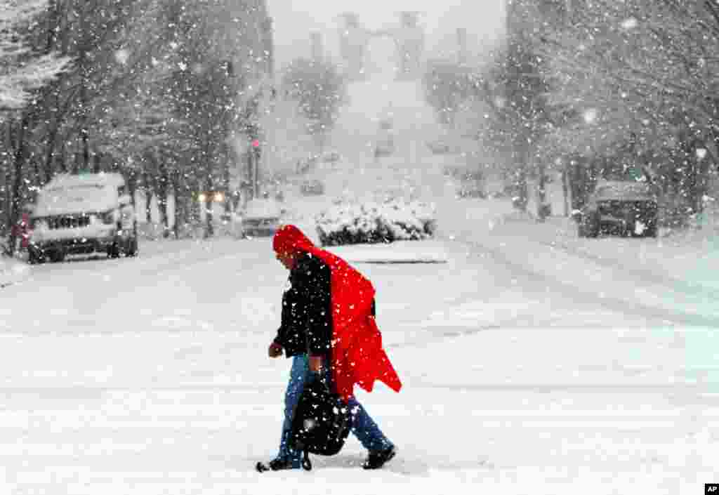 A man walks through heavy snow in downtown Nashville, Tennessee, Jan. 22, 2016. Much of downtown was deserted as state and city government offices were closed for the day.