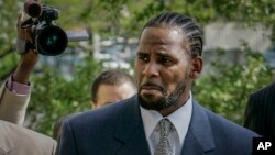 Foto Achiv: R. Kelly premye jou pwose li nan tribunal kriminel awondisman Cook nan vil Chicago. 