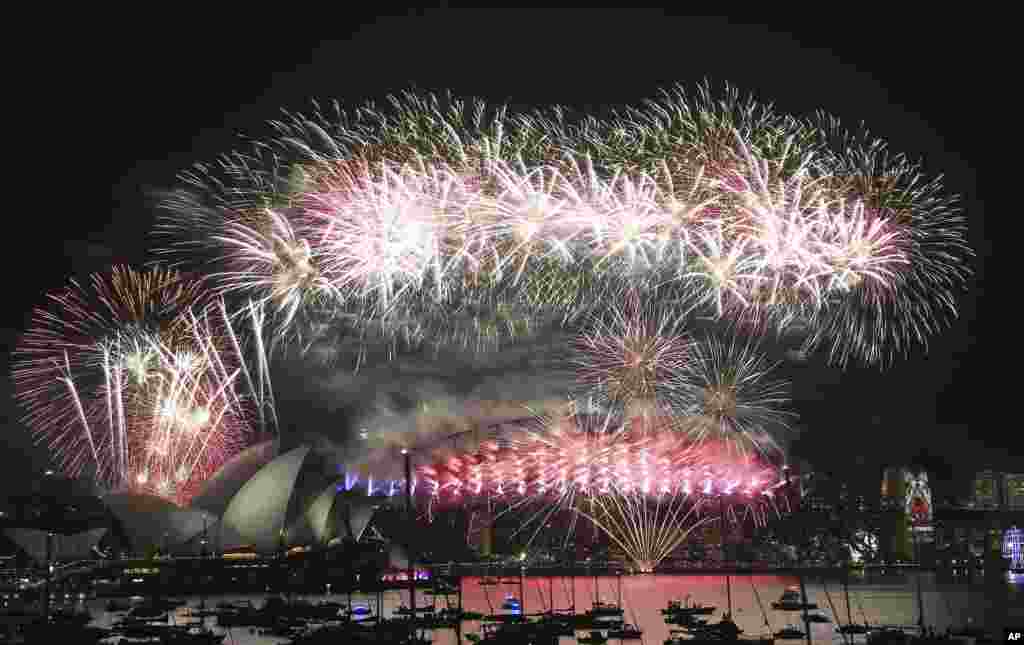 Fireworks explode over the Opera House and Harbour Bridge during New Year&#39;s Eve fireworks display in Sydney, Australian, Jan. 1, 2016.