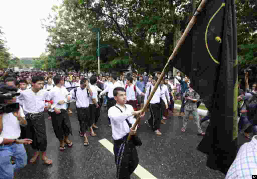 7 July အထိမ်းအမှတ် အခမ်းအနားကို ရန်ကုန်တက္ကသိုလ် ပရဝဏ်အတွင်း ပြုလုပ်ခဲ့စဉ်