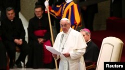 Pope Francis speaks as he leads a special audience for a delegation of donors of the Christmas tree and the nativity scene set up in Saint Peter's square at the Vatican, December 7, 2017. REUTERS/Alessandro Bianchi - RC1A6F8ADE30 (ယခင်မှတ်တမ်းဓါတ်ပုံ)