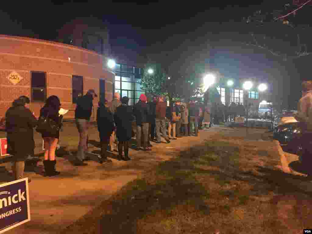 Voters in Alexandria, Virginia, just outside Washington DC, lineup before dawn to cast their vote on Election Day. (J. Randle/VOA)