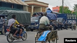 စစ်တွေမြို့တွင် ရဲလုံခြုံရေးချထားပြီး နှာခေါင်းစည်းတပ် သွားလာနေကြသည့် မြင်ကွင်းတခု။ (၂၆ သြဂုတ် ၂၀၂၀)