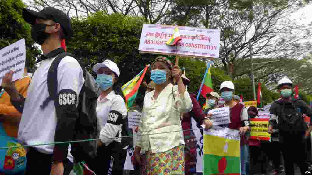 ရန်ကုန်မြို့က စစ်အာဏာဖီဆန် ဆန္ဒပြမြင်ကွင်း။ (ဖေဖော်ဝါရီ ၁၈၊ ၂၀၂၁)