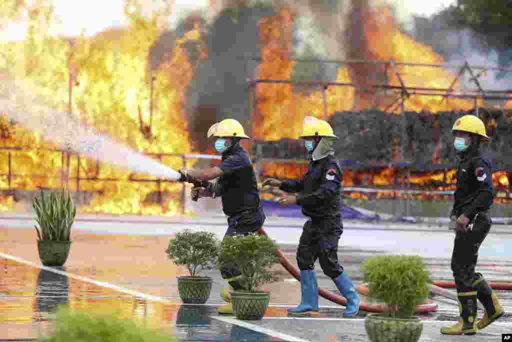 အပြည်ပြည်ဆိုင်ရာ မူးယစ်ဆေးဝါးအလွဲသုံးမှုနဲ့ တရားမဝင် တိုက်ဖျက်နေ့အခမ်းအနားမှာ တရားမဝင်မူးယစ်ဆေးဝါးတွေ လောင်ကျွမ်းရာကနေ ထွက်လာတဲ့ မီးတောက်တွေကို&nbsp;ရေနဲ့ ငြိမ်းသတ်နေတဲ့ မီးသတ်တပ်ဖွဲ့ဝင်များ။ (ဇွန် ၂၆၊ ၂၀၂၀)