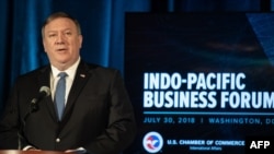 အမေရိကန် နိုင်ငံခြားရေး ဝန်ကြီး Mike Pompeo က အမေရိကန် ကုန်သည်ကြီးများ အသင်းမှာ မိန့်ခွန်း ပြောကြားစဉ်။ (ဇူလိုင် ၃၀-၂၀၁၈)