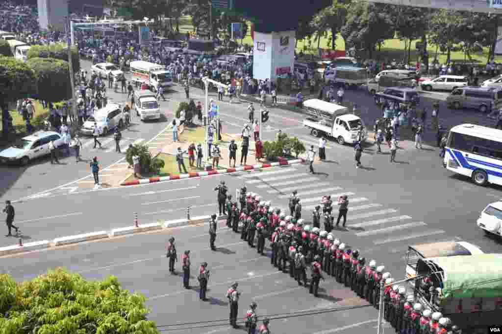 မြေနီကုန်းဆန္ဒပြသူတွေကို ရဲတပ်ဖွဲ့ကအင်အားသုံးလူစုခွဲ