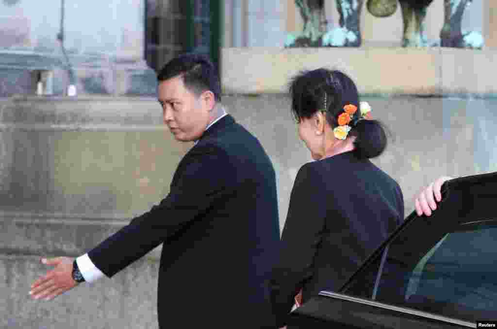 Myanmar&#39;s leader Aung San Suu Kyi arrives at the International Court of Justice (ICJ), ahead of hearings in a case filed by Gambia against Myanmar alleging genocide against the minority Muslim Rohingya population, in The Hague, Netherlands December 10, 20