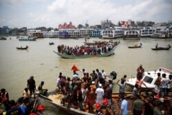 ဘင်္ဂလားဒေ့ရှ်နိုင်ငံ Dhaka မြို့ရှိ Buriganga မြစ်ထဲ နစ်မြုပ်ခဲ့တဲ့ ကူးတို့သင်္ဘာက သေဆုံးသွားသူတွေကို သယ်ဆောင်နေတဲ့ မြင်ကွင်း။ (ဇွန် ၂၉၊ ၂၀၂၀)