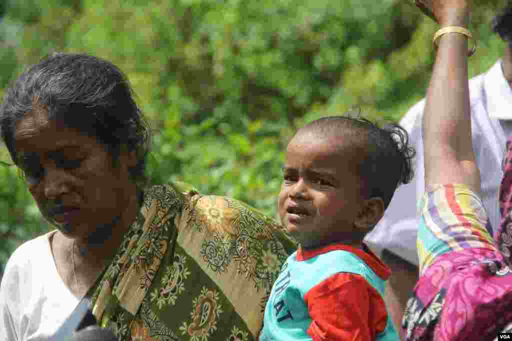 Bereaved family members in Northern Rakhine state, Myanmar, Sept. 27, 2017. (Moe Zaw and Sithu Naing/VOA Burmese)