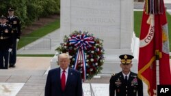 President Donald Trump အမေရိကန်ကျဆုံးစစ်သည်များ
နေ့အခမ်းအနားတက်ရောက်စဉ်