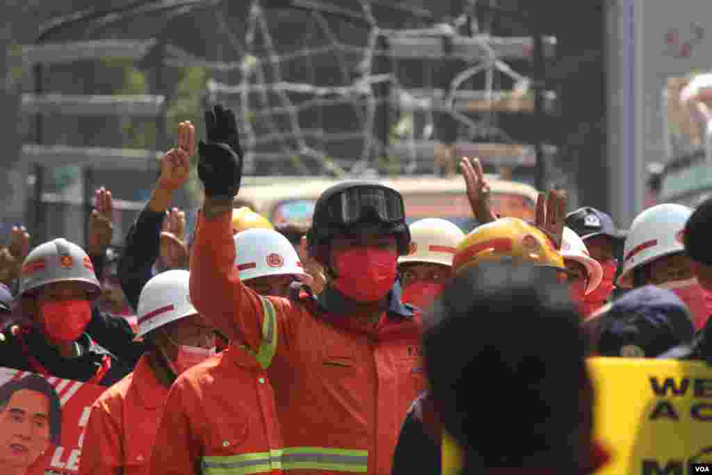 အရန်မီးသတ်တပ်ဖွဲ့ဝင်တွေ ပါဝင်တဲ့ မန္တလေးမြို့က ဆန္ဒပြပွဲ မြင်ကွင်း။&nbsp;