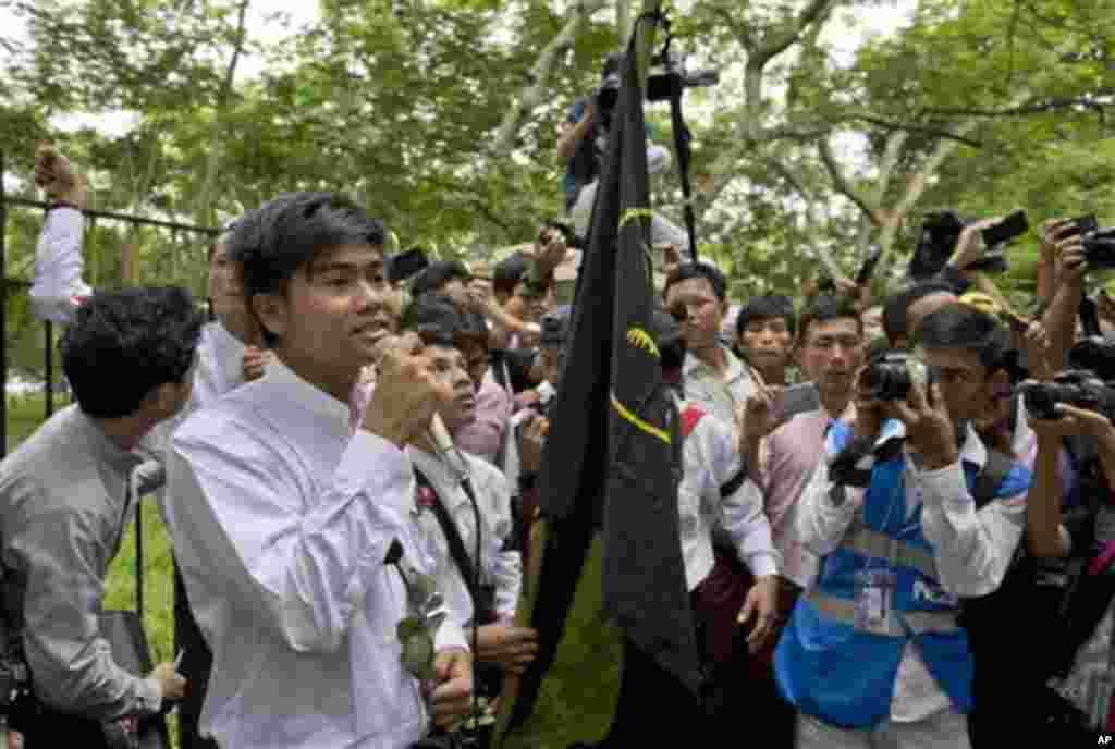 7 July အထိမ်းအမှတ် အခမ်းအနားကို ရန်ကုန်တက္ကသိုလ် ပရဝဏ်အတွင်း ပြုလုပ်ခဲ့စဉ်