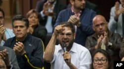 ARCHIVO - En esta fotografía de archivo del 5 de abril de 2017, el legislador opositor Juan Requesens habla en la Asamblea Nacional, en Caracas, Venezuela. (AP Foto/Ariana Cubillos, archivo)