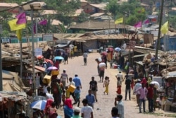 ဘင်္ဂလားဒေ့ရှ်နိုင်ငံ Cox's Bazar ရှိ Kutupalong ဒုက္ခသည်စခန်းက ရိုဟင်ဂျာ ဒုက္ခသည်တချို့ (မတ် ၂၄၊ ၂၀၂၀)